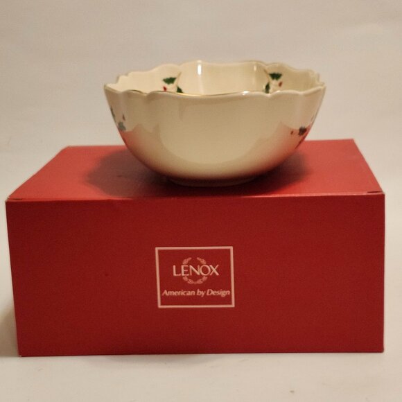 Lenox Holiday Archive White Ceramic Large Fluted Bowl HOLIDAY LENOX HOLLY Leaves - Picture 2 of 8